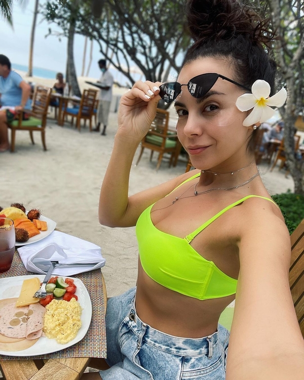 Дикая кошка: Настя Каменских сверкнула пышным бюстом