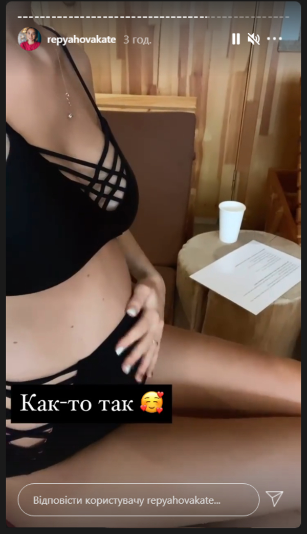 Беременная жена Виктора Павлика показала округлившийся животик в купальнике