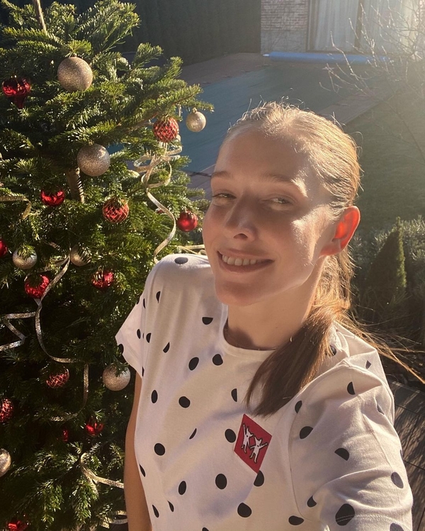 Катя Осадчая сверкнула бесстыжим декольте в откровенном наряде