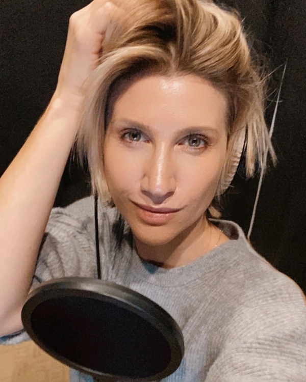 В майке на голое тело: Анита Луценко поразила своей сексуальностью