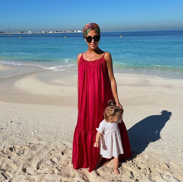 Санта  Димопулос запостила пляжные фото с годовалой дочерью