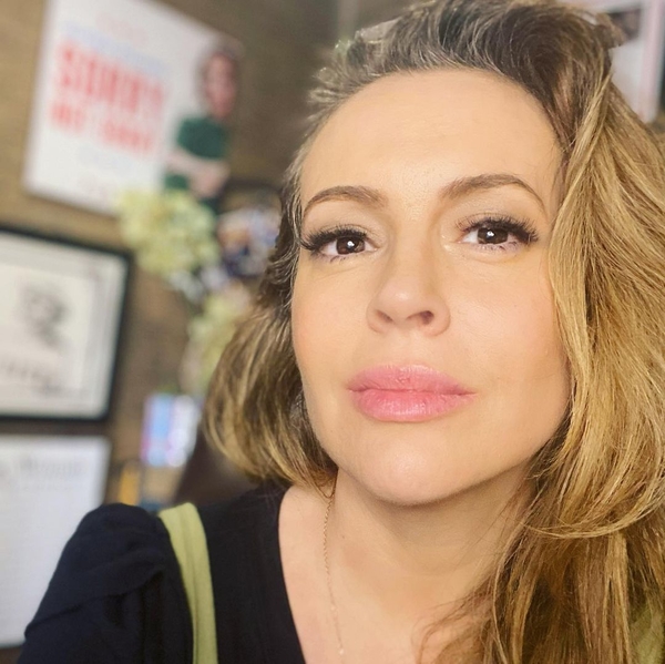 48-летняя Алисса Милано показала фото с седыми волосами