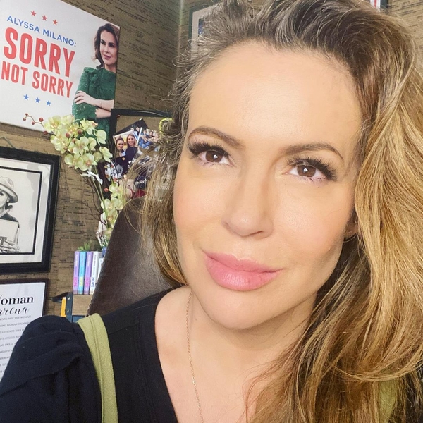 48-летняя Алисса Милано показала фото с седыми волосами