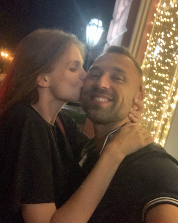 "Холостяк" Макс Михайлюк показал редкие фото со своей девушкой