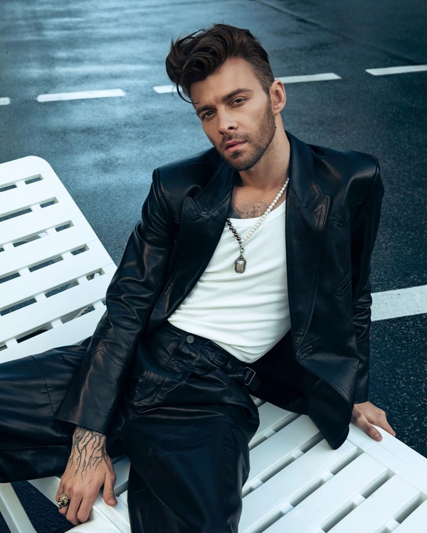 «Вау, какой горячий»: Макс Барских похвастался рельефным торсом