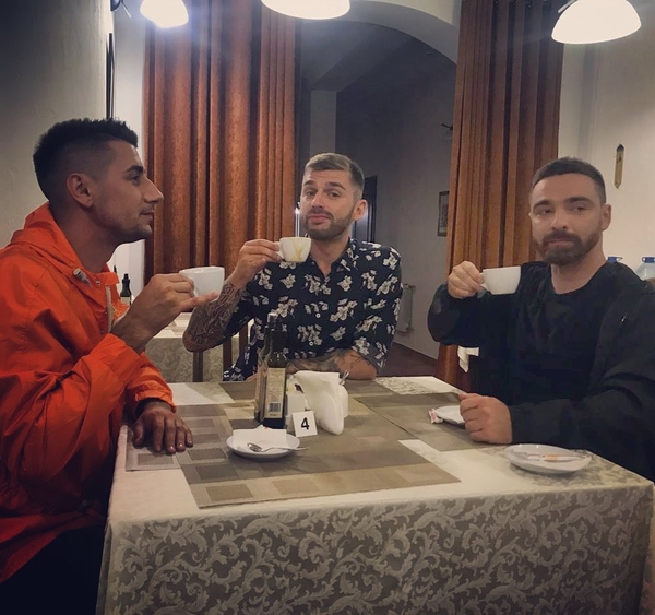 Андрей Рыбак рассмешил Сеть снимками "располневших" участников "Холостячки"