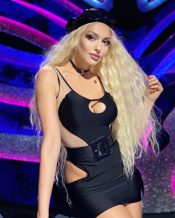 Не отстает от 16-летней дочки: Полякова выставила горячие кадры в мини-бикини