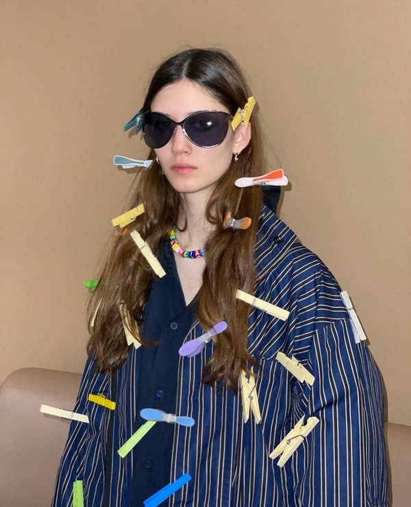 Микротренд: Balenciaga выпустили необычную коллекцию заколок для волос