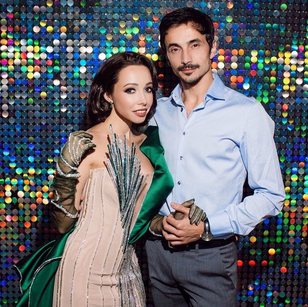 Александр Стоянов поделился пляжным фото с женой Екатериной Кухар