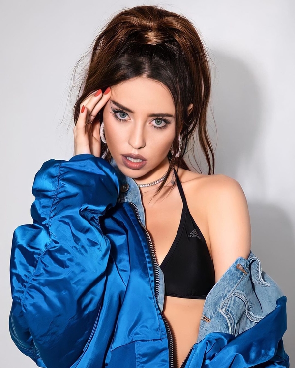 Надя Дорофеева восхитила сексуальными танцами на каблуках