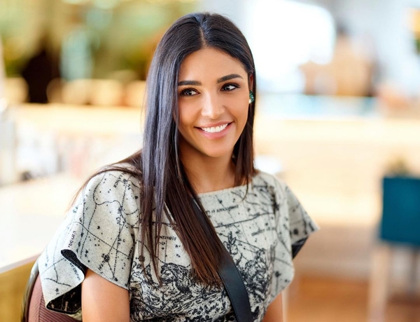 «Сочная красотка»: Санта Димопулос похвасталась аппетитными формами в бикини