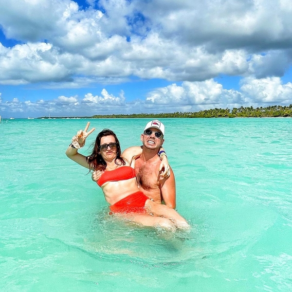 Андрей Бедняков рассмешил Сеть пляжными фото с женой