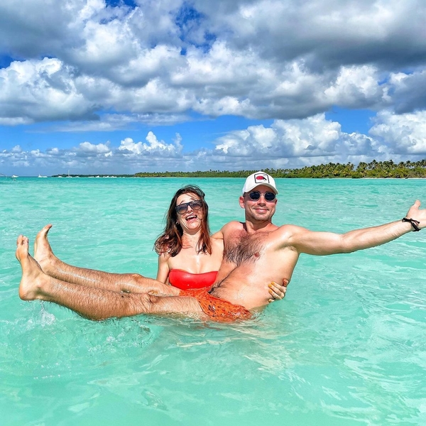 Андрей Бедняков рассмешил Сеть пляжными фото с женой