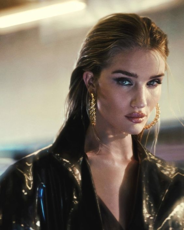 На каждый день недели: 7 стильных зимних образов Роузи Хантингтон-Уайтли