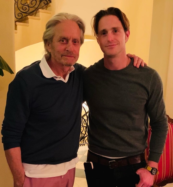 Майкл Дуглас растрогал Сеть снимком с новорожденным внуком