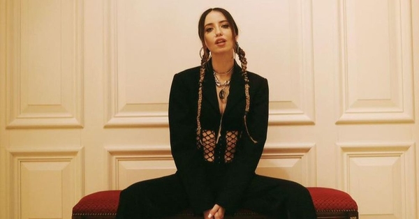 Надя Дорофеева подразнила фанов игривой фотосессией