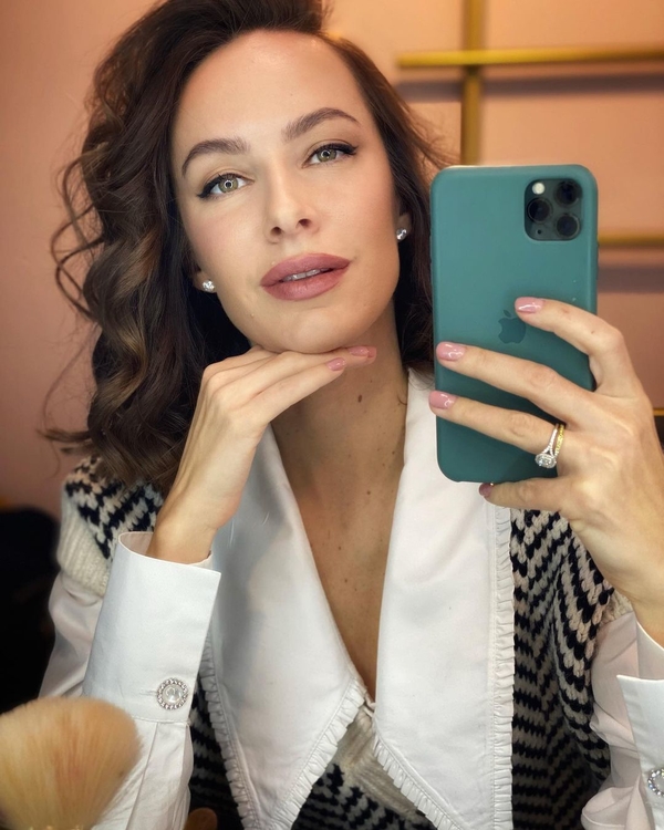 Мужу повезло: жена Остапчука в костюме гейши шокировала фанатов