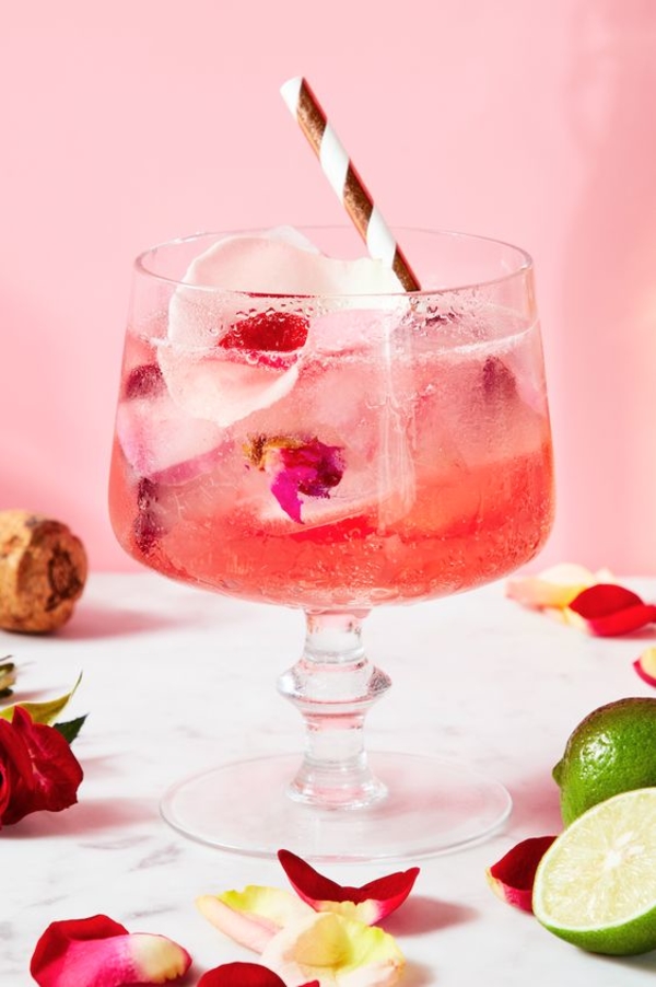 Рецепты на День Валентина: Клюквенный коктейль - украсьте свой праздничный вечер ярким напитком