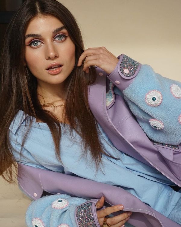 «У вас штаны упали»: горячая Jerry Heil надела боди и приспустила штаны