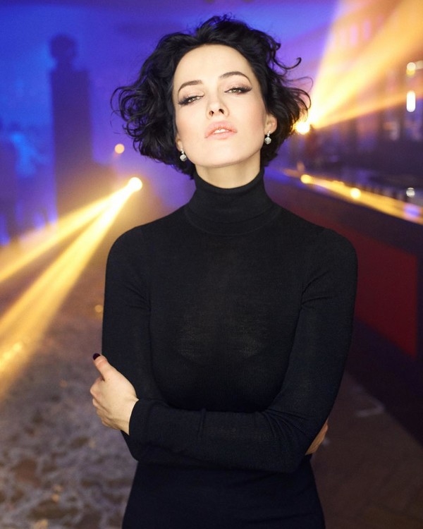 В белье и чулках: Сексапильная Астафьева засветилась в необычном свадебном наряде