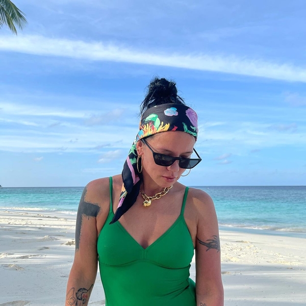 Бывшая жена Потапа засветила пышные формы в купальнике