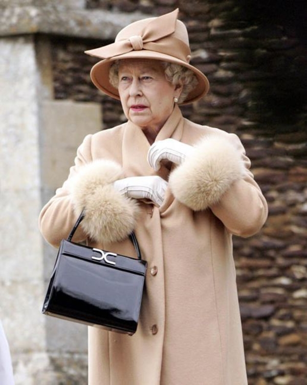Раскрываем тайны: что хранится в сумке Елизаветы II