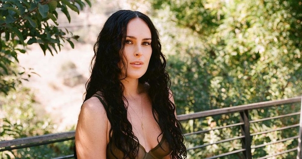 Старшая дочь Брюса Уиллиса и Деми Мур подразнила Сеть пикантными фото