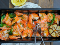 Запеченные креветки с сыром и чесноком: Простой рецепт на 14 февраля