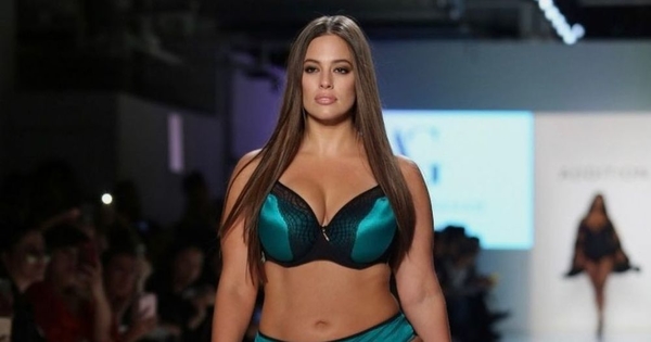 "Практиковала роль доярки": Эшли Грэм засветила пышный бюст на архивном фото