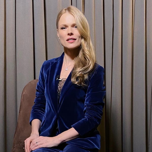 Ольга Фреймут в шелковой ночнушке показала, как правильно наносить духи