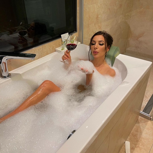 Кристина из "Холостяка 10" соблазнительно позировала в ванной с бокалом вина