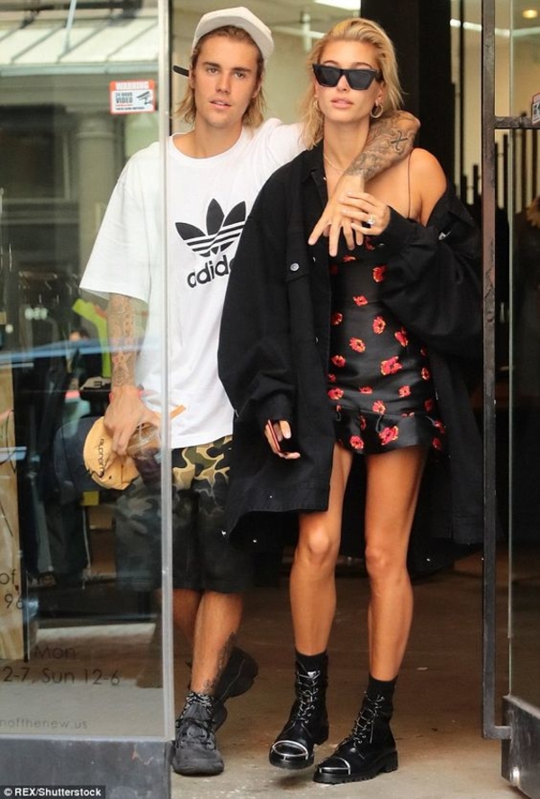 Весна рядом: возвращаем яркие цвета в гардероб по примеру Хейли и Джастина Бибер