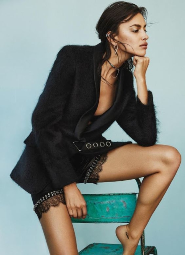 Главный хит зимы 2021: Ирина Шейк в самой модной дубленке