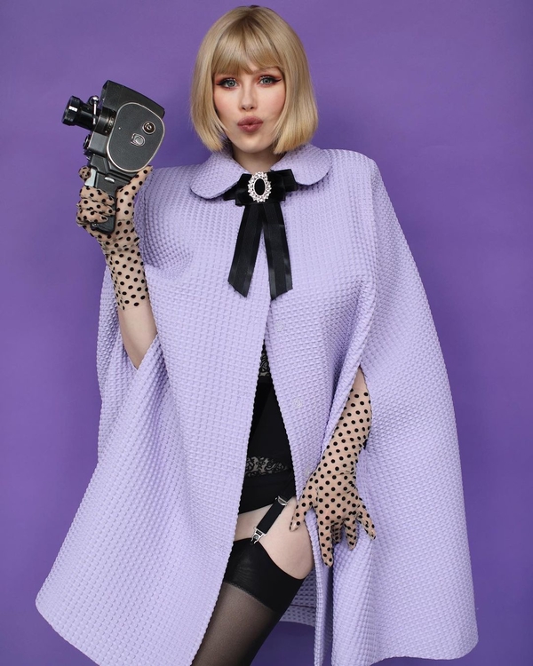 Полураздетая Соня Плакидюк позировала в компании молодых мужчин