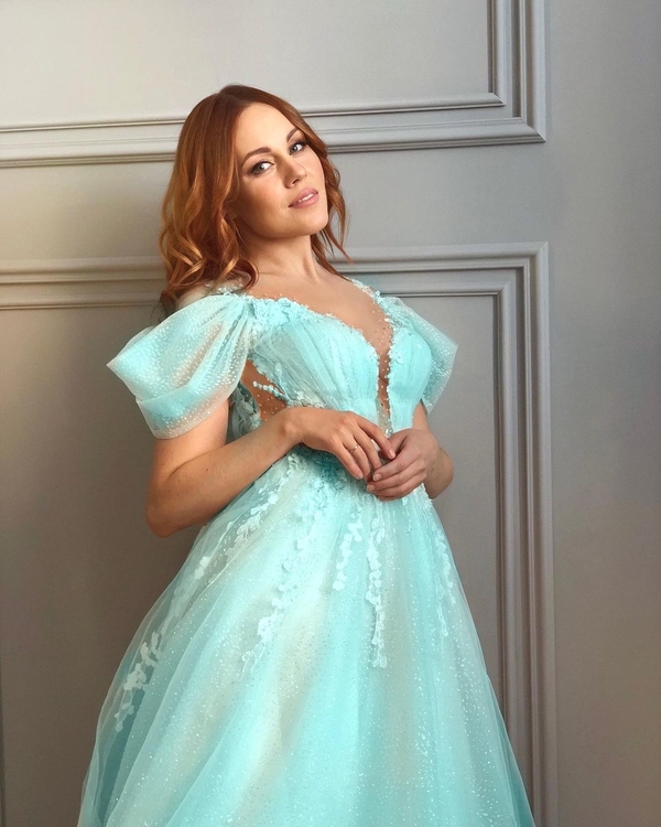 Неожиданное фото: Alyosha на отдыхе занялась уборкой пляжа