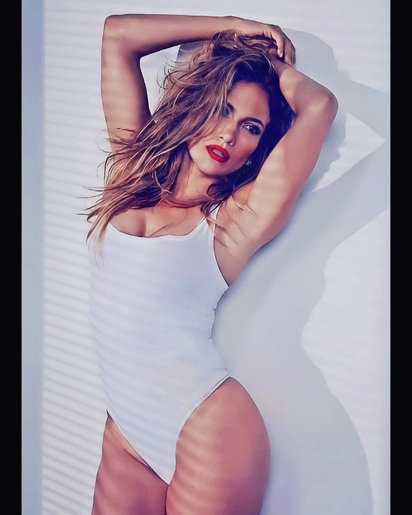 51-летняя Дженнифер Лопес показала шикарную фигуру в купальнике