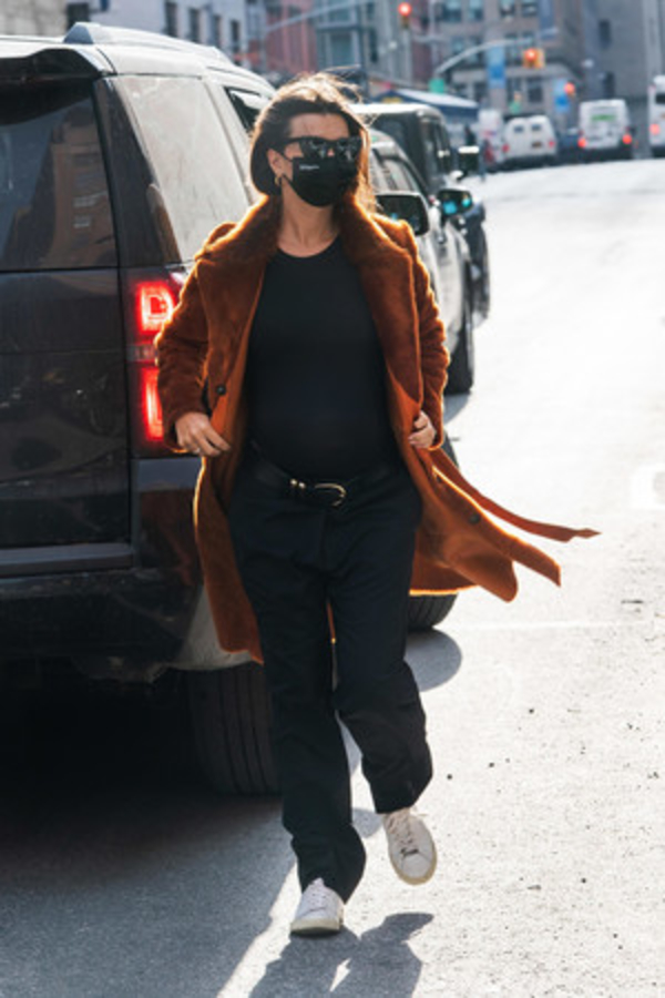 Какую одежду выбирает Эмили Ратаковски на последних месяцах беременности?