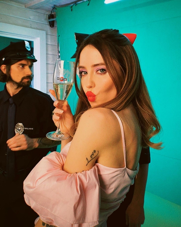 «Как Снегурочка»: Надя Дорофеева вышла на прогулку в одном халате