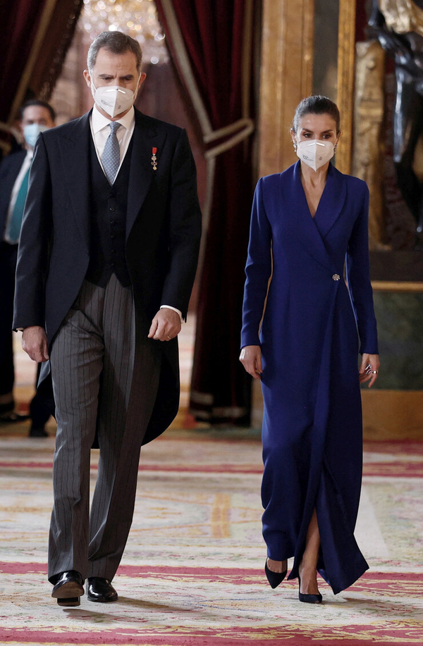 В платье с единственной пуговицей: королева Летиция восхитила роскошным образом