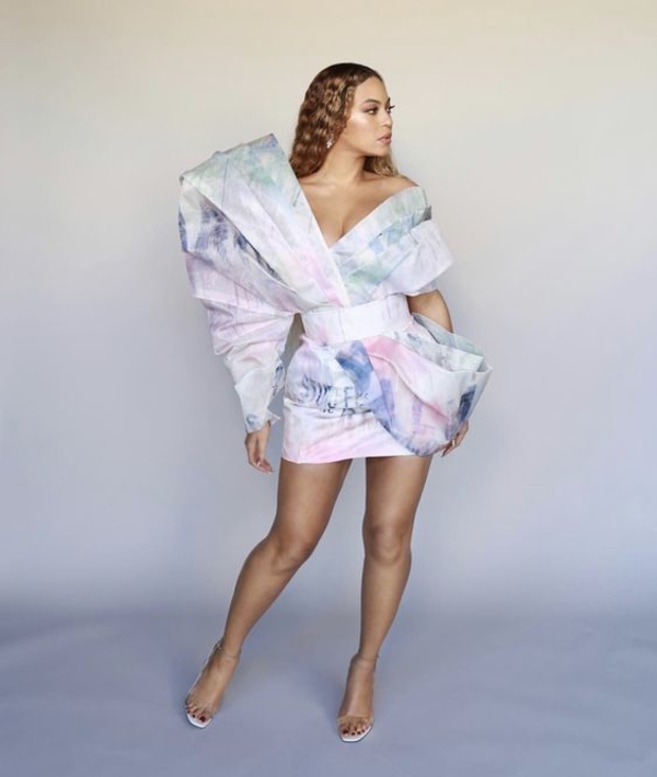 Розовая пантера: несравненная Бейонсе засветила шикарные формы в ярком образе