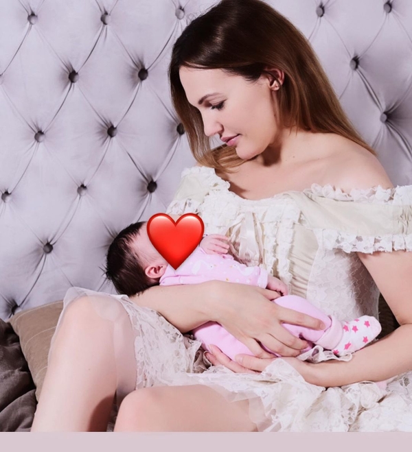 Мерьем Узерли из "Великолепного века" впервые показала фото с обеими дочерьми