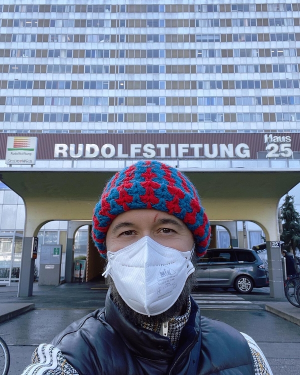 Сергей Бабкин показал селфи на фоне клиники, где его прооперируют