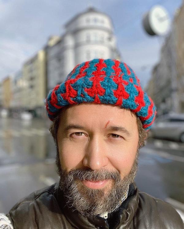 Сергей Бабкин показал селфи на фоне клиники, где его прооперируют