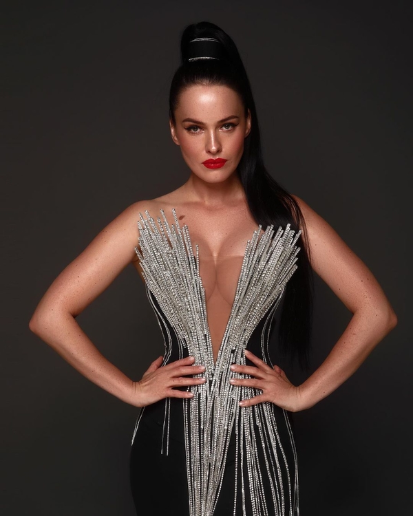 Даша Астафьева оголила спину и вызвала настоящий фурор