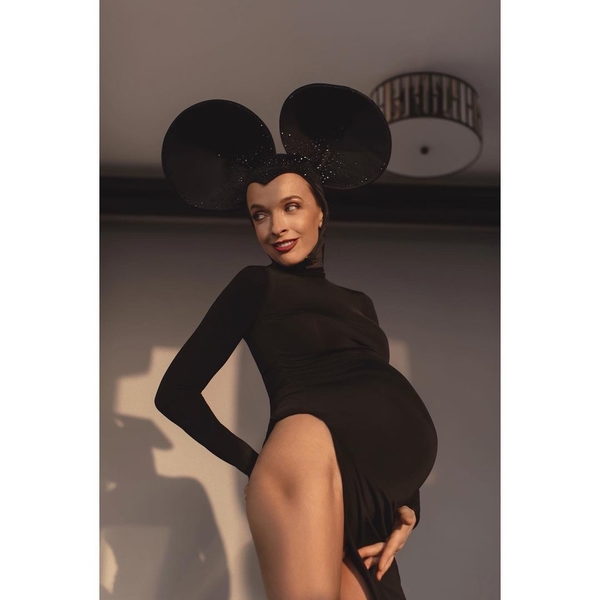 Беременная Василиса Фролова оголилась в новой фотосессии