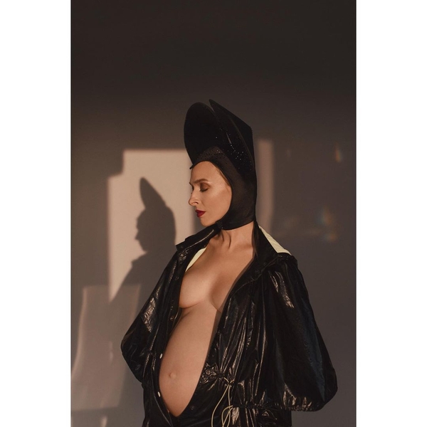 Беременная Василиса Фролова оголилась в новой фотосессии