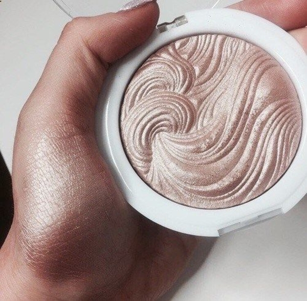 Как превратить дневной макияж в вечерний с помощью трёх суперсредств?