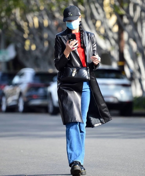 Беспроигрышное сочетание: Дуа Липа собрала 3 главных тренда в одном образе