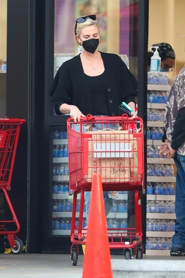 Всего одна деталь, которая «оживит» повседневный образ: показывает Шарлиз Терон