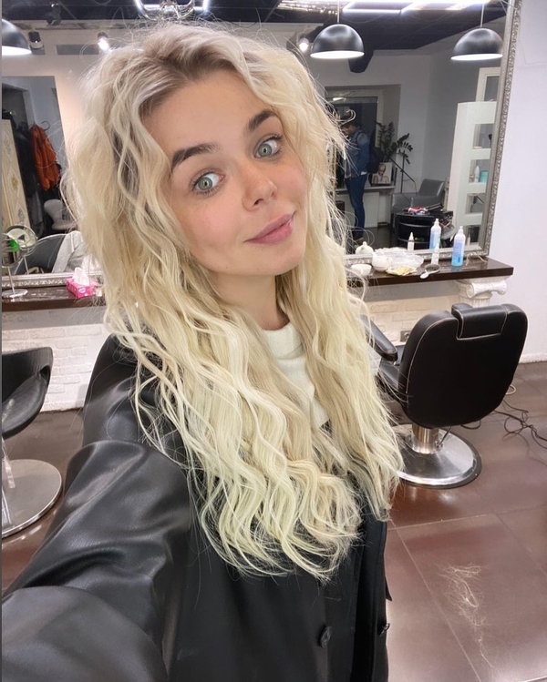 Кудрявая "пчелка": Алина Гросу повторила свой детский образ и поразила сеть